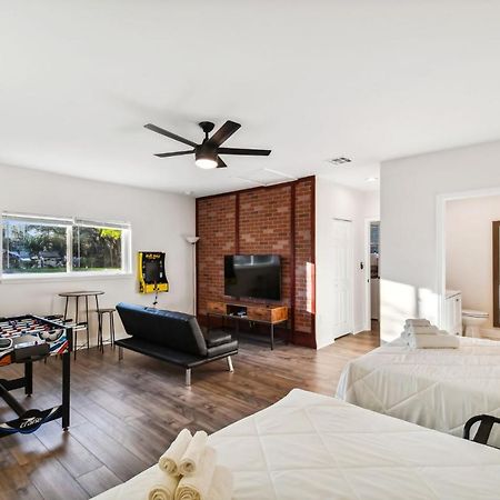 Plush Sheets, Games!, Huge Backyard, Massage Chair Tampa Exteriör bild