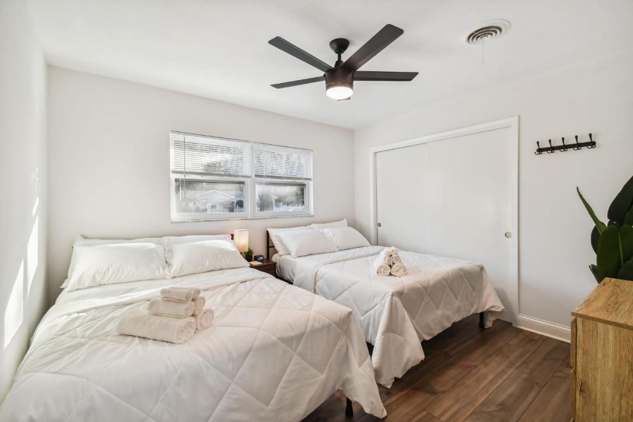 Plush Sheets, Games!, Huge Backyard, Massage Chair Tampa Exteriör bild