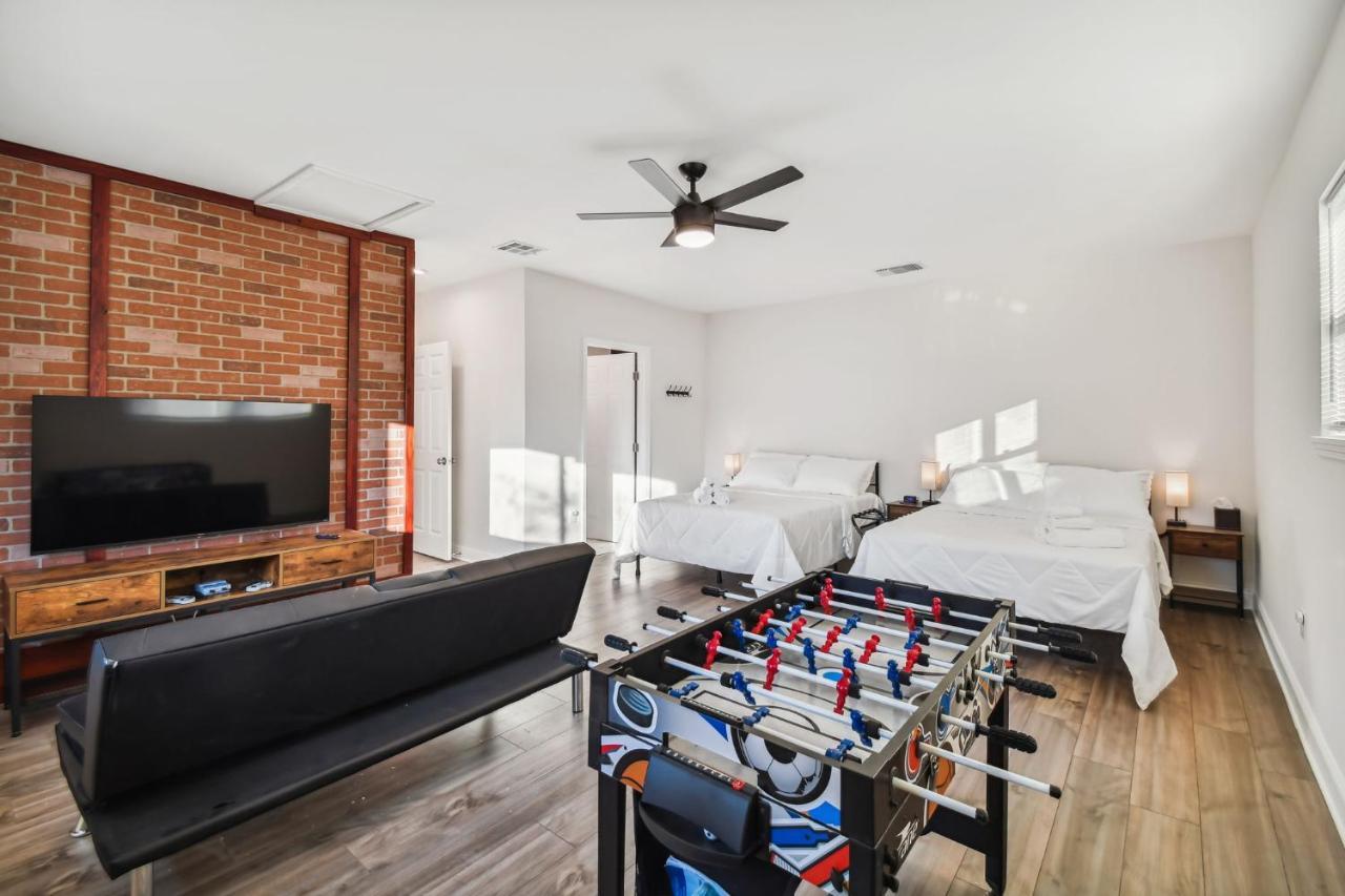 Plush Sheets, Games!, Huge Backyard, Massage Chair Tampa Exteriör bild